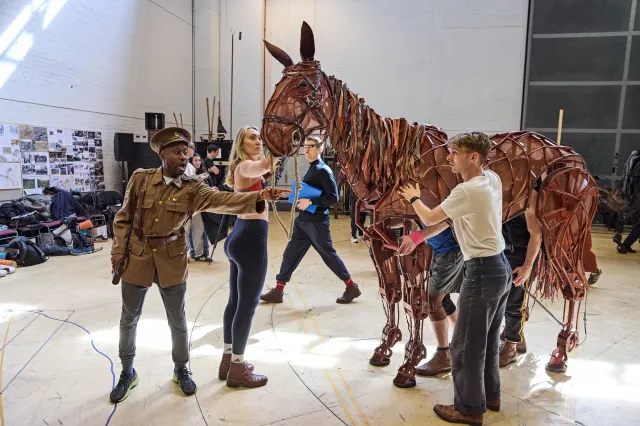 Répétitions de War Horse 2026 au Théâtre National LR Damian Lynch, Rianna Ash, 'Joey' Tom Sturgess 0181.P c Brinkhoff Moegenburg
