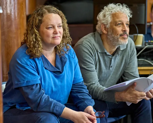 Emma Cunniffe (Dora Strang) et David Rubin (Harry Dalton) créditent Manuel Harlan