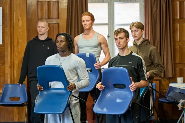 Luke Hodkinson, Moses Ward, Aristide Lyons, Ed Mitchell, Tommi Sutton créditent Manuel Harlan