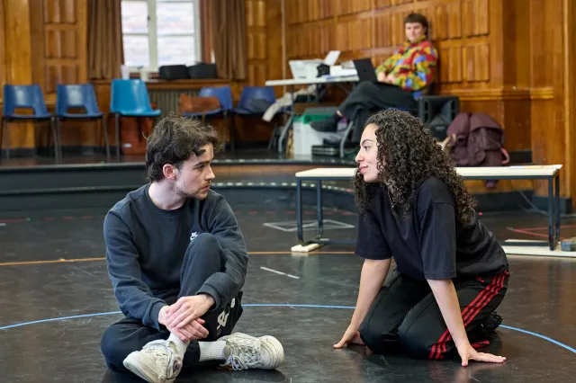 Noah Valentine (Alan Strang) et Bella Aubin (Jill Mason) créditent Manuel Harlan