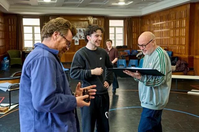 Toby Stephens (Martin Dysart), Noah Valentine (Alan Strang) et Lindsay Posner créditent Manuel Harlan