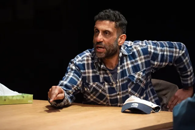 Adeel Akhtar dans l'entrepôt MASS Donmar photo de Richard Hubert Smith