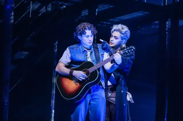 Revue The Lost Boys – le spectacle brise la malédiction de la comédie musicale vampire à Broadway