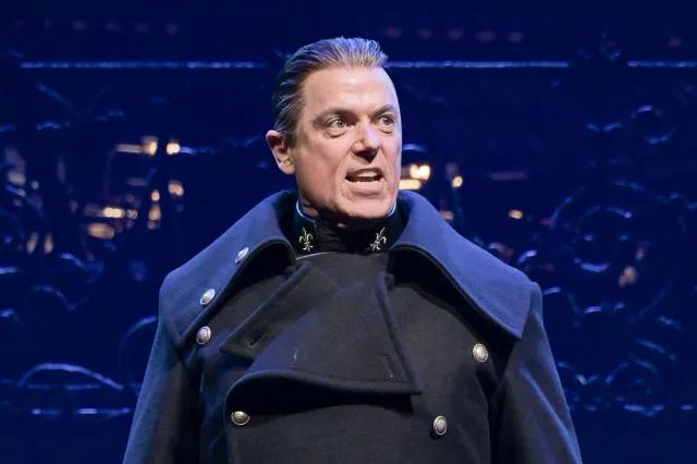 Jérémie Secomb dans le rôle de Javert