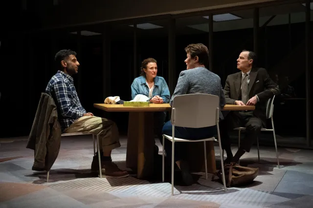 Adeel Akhtar, Lyndsey Marshal, Monica Dolan et Paul Hilton dans MASS Donmar Warehouse photo de Richard Hubert Smith