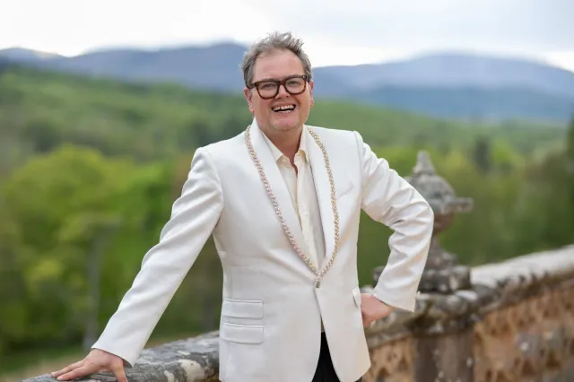 Alan Carr jouera dans The Traitors On Stage dans le rôle de Claudia Winkleman