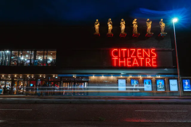 Citizens Theatre dévoile une nouvelle saison comprenant East is East et KT Tunstall