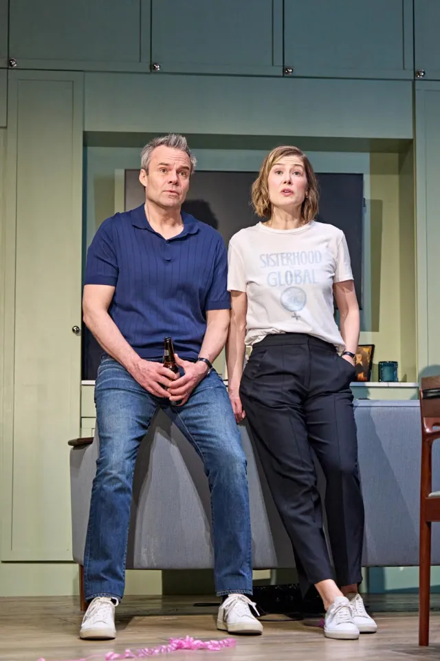 Jamie Glover (Michael) et Rosamund Pike (Jessica) en Inter Alia au Wyndham's Theatre. (c) Manuel Harlan 165