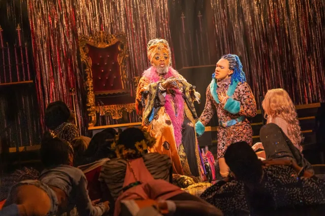 Junior LaBeija dans le rôle de « Gus The Theatre Cat » et Bryson Battle dans le rôle de « Jellylorum » de CATS : The Jellicle Ball. Photos de Matthew Murphy et Evan Zimmerman pour MurphyMade