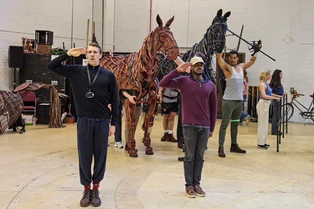 Répétitions de War Horse 2026 au Théâtre National LR Chris Williams, Daniel Rock, Wade Lewin 0446.P c Brinkhoff Moegenburg