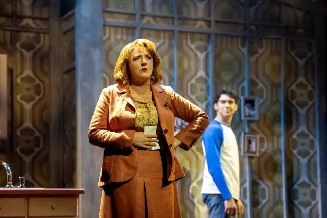 Sharon Sexton (Lucille LaRusso) et Gino Ochello (Daniel LaRusso) créditent Manuel Harlan