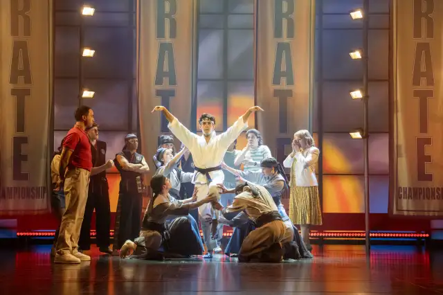 Gino Ochello (Daniel LaRusso) et The Company of The Karate Kid Le crédit musical Manuel Harlan