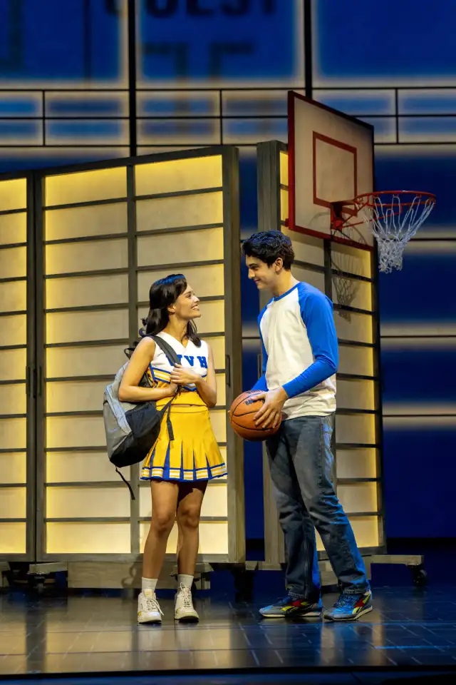 Abigail Amin (Ali Mills) et Gino Ochello (Daniel LaRusso) créditent Manuel Harlan