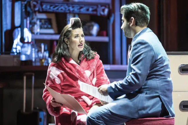 LR Hayley Tamaddon dans le rôle de Nicky et Lucca Chadwick Patel dans le rôle de Hugh dans BANK OF DAVE, crédit Marc Brenner