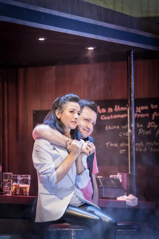 LR Hayley Tamaddon dans le rôle de Nicky et Sam Lupton dans le rôle de Dave dans BANK OF DAVE, crédit Marc Brenner
