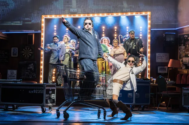 LR Sam Lupton dans le rôle de Dave, Hayley Tamaddon dans le rôle de Nicky et casting dans BANK OF DAVE, crédit Marc Brenner 2