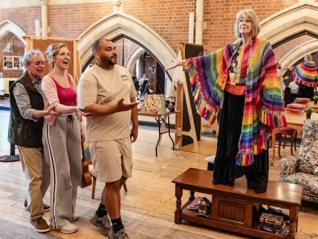 ALLEGRA 7 John Middleton ( Ronan) Maureen Lipman ( Allegra) Bailey Patrick Harris ( PC Rogers) Elizabeth Bower ( Anna) Phorto Danny Kaan