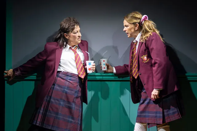 Ria Jones et Sally Ann Triplett dans Fourteen Again