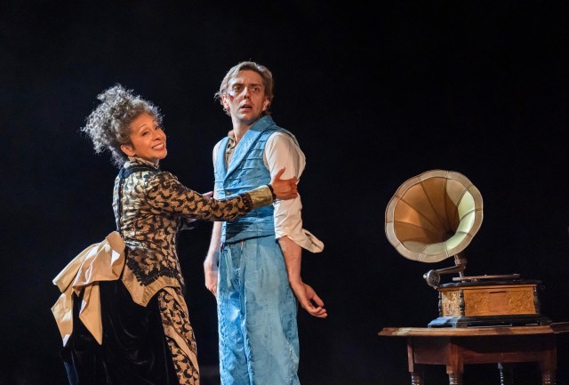 Sherlock Holmes. Marcia Lecky (Mme Hudson, Lucia) et Joshua James (Sherlock Holmes). ©Tristram Kenton