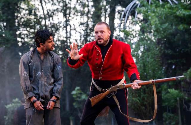 Sherlock Holmes. Mervin Noronha (Tonga, Azad) et Will Brown (Small, Lestrade). Crédit Tristram Kenton.