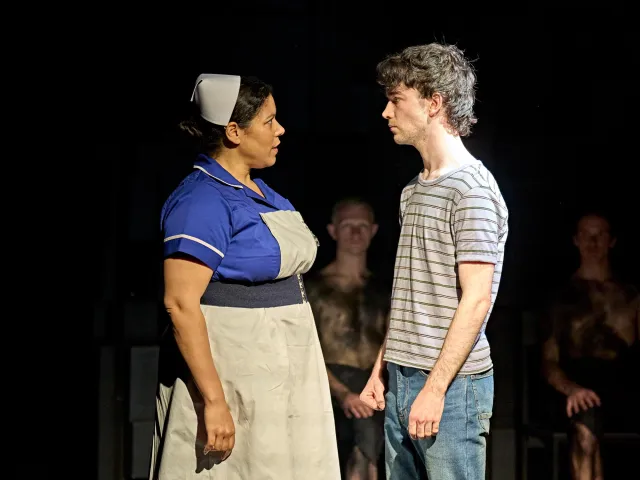 Paula James (infirmière), Noah Valentine (Alan Strang) photo de Manuel Harlan