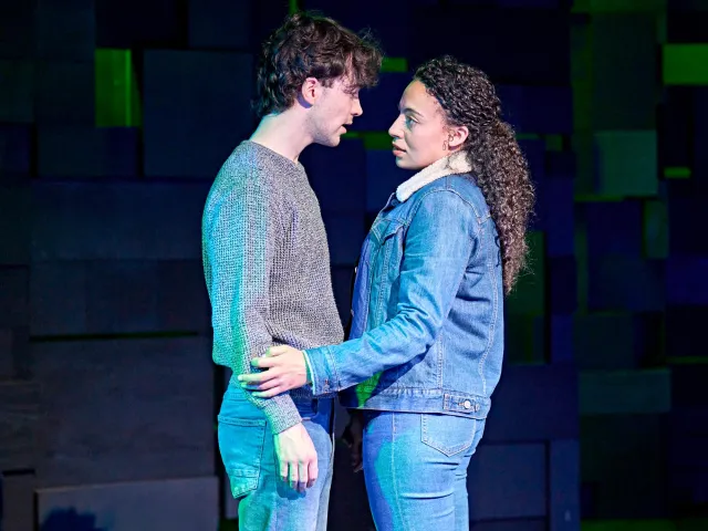 Noah Valentine (Alan Strang), Bella Aubin (Jill Mason) photo de Manuel Harlan
