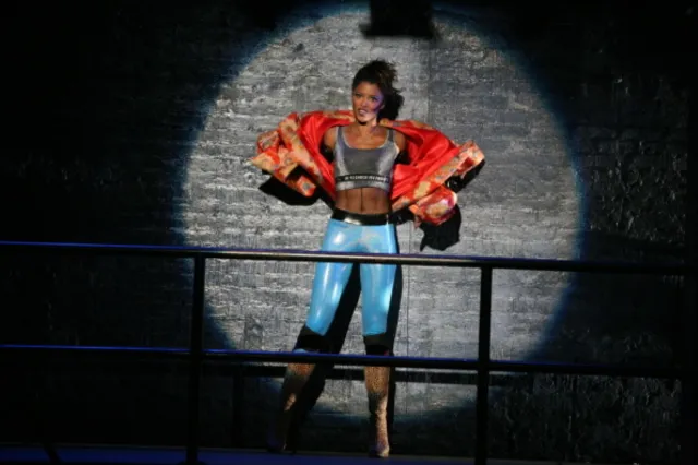 Renée Elise Goldsberry dans Rent filmé en direct à Broadway Renée Elise Goldsberry dans Rent filmé en direct à Broadway