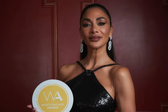 Nicole Scherzinger avec son prix WhatsOnStage Nicole Scherzinger avec son prix WhatsOnStage