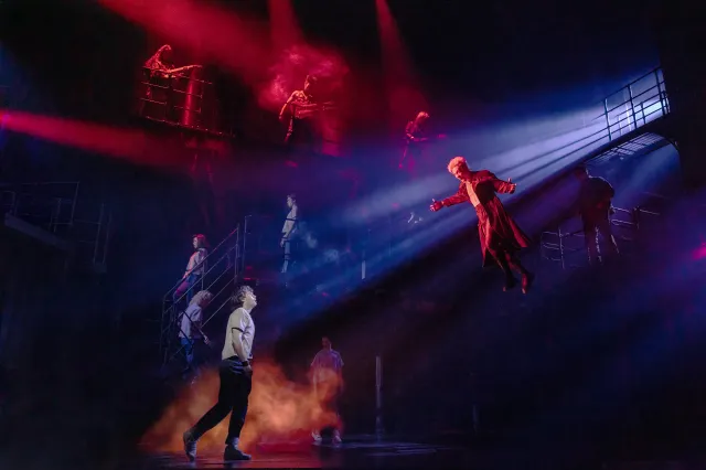 Le casting de <i>The Lost Boys</i> se produira aux Tony Awards (© Matthew Murphy) » width= »640″ height= »426″/></figure>
<p>Lors d’un récent voyage à New York, j’ai eu la chance d’assister à une avant-première de The Lost Boys et – après une poignée d’échecs très médiatisés sur le thème des vampires sur le Great « Fright Way » de Dance of the Vampires et Dracula the Musical à Lestat – j’ai pris place, espérant que l’adaptation scénique du film culte classique de 1987 briserait enfin la malédiction. Et pour mon argent, cela a fait passer un enjeu directement dans le cœur de ladite malédiction (et a accumulé 12 nominations aux Tony !). Outre l’ampleur épique de la scénographie, des cascades aériennes et du gore obligatoire, la production du réalisateur Michael Arden parvient à évoquer une atmosphère sombre et dystopique qui semble surnaturelle et pourtant familière à tous ceux qui ont grandi dans les années 1980. Nous croisons les doigts pour que les morts-vivants chantants s’envolent vers le West End dans un avenir très proche. <strong>Tom Millward</strong></p>
<h2>Rag-time</h2>
<figure style=