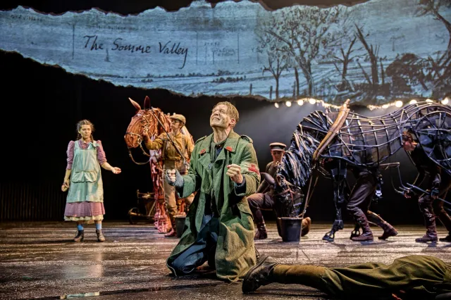 Anita Adam Gabay, Joey (Alexandra Donnachie), Manuel Klein et Topthorn (Matthew Lawrence, Lewis McBean, Felicity Donnelly)War Horse 2026 au Théâtre National (c) Brinkhoff Moegenburg 1136 1245 Anita Adam Gabay, Joey (Alexandra Donnachie), Manuel Klein et Topthorn (Matthew Lawrence, Lewis McBean, Felicity Donnelly)War Horse 2026 au Théâtre National (c) Brinkhoff Moegenburg 1136 1245