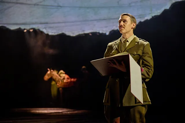 Chris Williams dans War Horse 2026 au Théâtre National (c) Brinkhoff Moegenburg 1136 0827 Chris Williams dans War Horse 2026 au Théâtre National (c) Brinkhoff Moegenburg 1136 0827