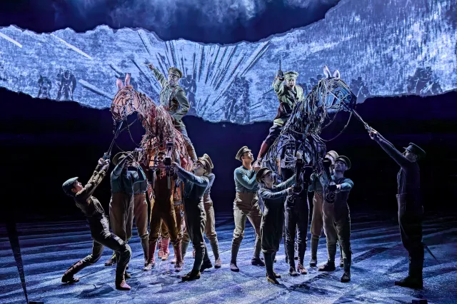 Corey Montague Sholay, Joey, Daniel Rock et Topthorn dans War Horse 2026 au Théâtre National (c) Brinkhoff Moegenburg 1136 1620 Corey Montague Sholay, Joey, Daniel Rock et Topthorn dans War Horse 2026 au Théâtre National (c) Brinkhoff Moegenburg 1136 1620