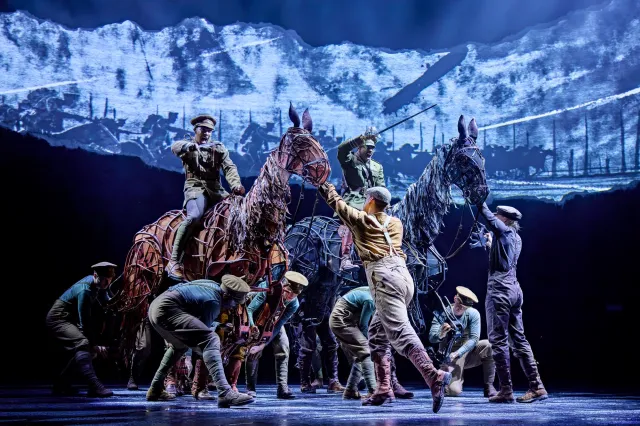 Corey Montague Sholay, Joey, Daniel Rock et Topthorn dans War Horse 2026 au Théâtre National (c) Brinkhoff Moegenburg 1136 0680 Corey Montague Sholay, Joey, Daniel Rock et Topthorn dans War Horse 2026 au Théâtre National (c) Brinkhoff Moegenburg 1136 0680