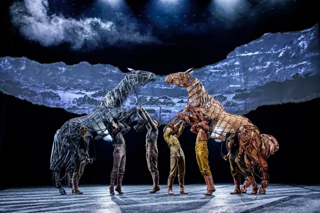Felicity Donnelly, Lewis McBean, Matthew Lawrence, Alexandra Donnachie, Chris Milford et Andrew Keay dans War Horse 2026 au Théâtre National (c) Brinkhoff Moegenburg 1136 1599 Felicity Donnelly, Lewis McBean, Matthew Lawrence, Alexandra Donnachie, Chris Milford et Andrew Keay dans War Horse 2026 au Théâtre National (c) Brinkhoff Moegenburg 1136 1599