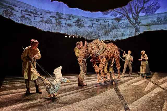 Felicity Donnelly, Alexandra Donnachie, Joey, Tom Sturgess et Jo Castleton dans War Horse 2026 au Théâtre National (c) Brinkhoff Moegenburg 1136 1542 Felicity Donnelly, Alexandra Donnachie, Joey, Tom Sturgess et Jo Castleton dans War Horse 2026 au Théâtre National (c) Brinkhoff Moegenburg 1136 1542