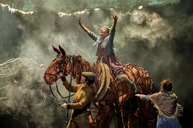 Joey (Alexandra Donnachie), Anita Adam Gabay dans War Horse 2026 au Théâtre National (c) Brinkhoff Moegenburg 1136 1274 Joey (Alexandra Donnachie), Anita Adam Gabay dans War Horse 2026 au Théâtre National (c) Brinkhoff Moegenburg 1136 1274