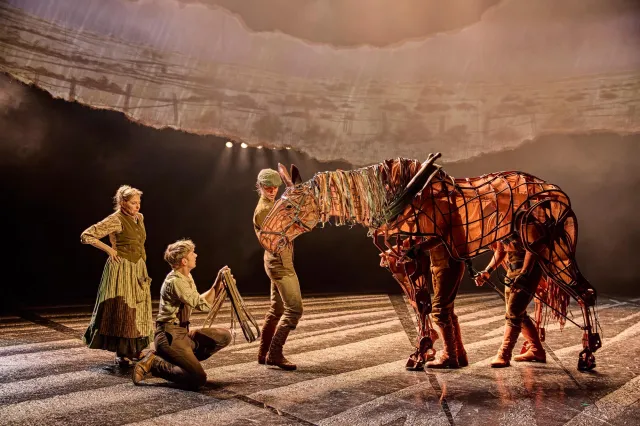 Jo Castleton, Tom Sturgess et Joey dans War Horse 2026 au Théâtre National (c) Brinkhoff Moegenburg 1136 0952 Jo Castleton, Tom Sturgess et Joey dans War Horse 2026 au Théâtre National (c) Brinkhoff Moegenburg 1136 0952