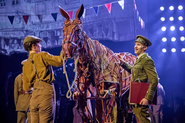 Joey (Alexandra Donnachie) et Chris Williams dans War Horse 2026 au Théâtre National (c) Brinkhoff Moegenburg 1136 1044 Joey (Alexandra Donnachie) et Chris Williams dans War Horse 2026 au Théâtre National (c) Brinkhoff Moegenburg 1136 1044