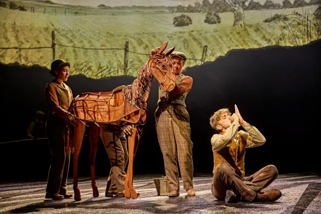 Jordan Paris, Eloise Beaumont Wood, Anita Adam Gabay et Tom Sturgess dans War Horse 2026 au Théâtre National (c) Brinkhoff Moegenburg 1136 0560 Jordan Paris, Eloise Beaumont Wood, Anita Adam Gabay et Tom Sturgess dans War Horse 2026 au Théâtre National (c) Brinkhoff Moegenburg 1136 0560