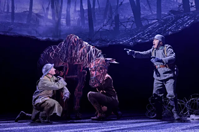 Owen Dagnall, Joey et Simon Stanhope dans War Horse 2026 au Théâtre National (c) Brinkhoff Moegenburg 1136 0801 Owen Dagnall, Joey et Simon Stanhope dans War Horse 2026 au Théâtre National (c) Brinkhoff Moegenburg 1136 0801
