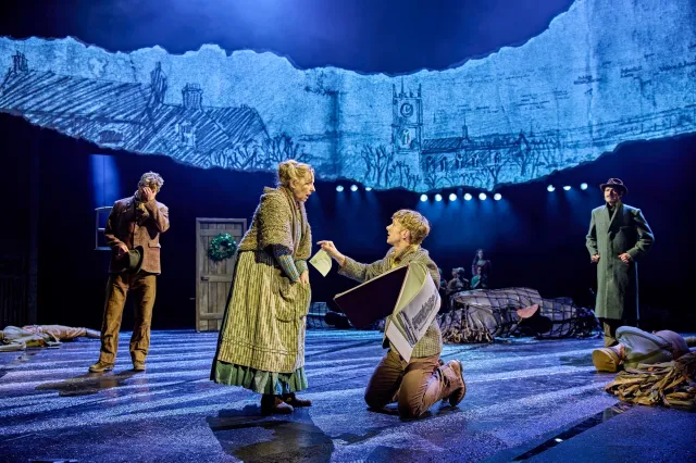 Stephen Beckett, Jo Castleton, Tom Sturgess et Nicholas Khan dans War Horse 2026 au Théâtre National (c) Brinkhoff Moegenburg 1136 0661 Stephen Beckett, Jo Castleton, Tom Sturgess et Nicholas Khan dans War Horse 2026 au Théâtre National (c) Brinkhoff Moegenburg 1136 0661
