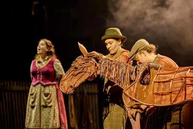 Sally Swanson, Eloise Beaumont Wood et Anita Adam Gabay dans War Horse 2026 au Théâtre National (c) Brinkhoff Moegenburg 1136 0849 Sally Swanson, Eloise Beaumont Wood et Anita Adam Gabay dans War Horse 2026 au Théâtre National (c) Brinkhoff Moegenburg 1136 0849
