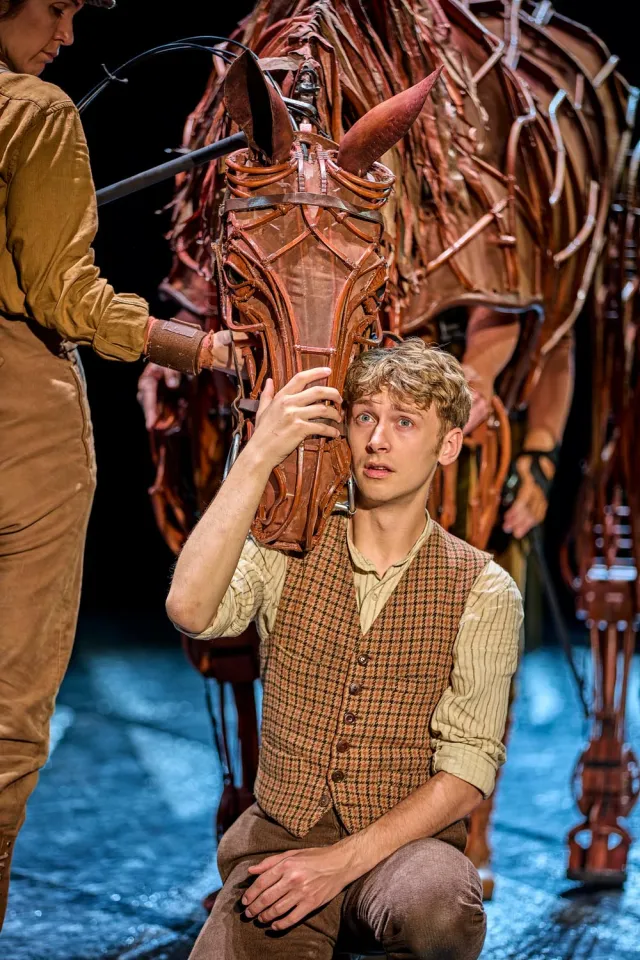 Tom Sturgess dans War Horse 2026 au Théâtre National (c) Brinkhoff Moegenburg 1136 1435 Tom Sturgess dans War Horse 2026 au Théâtre National (c) Brinkhoff Moegenburg 1136 1435