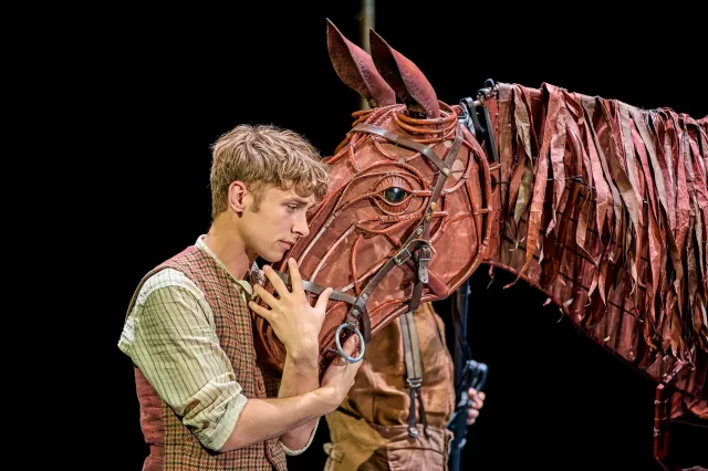 Tom Sturgess dans War Horse 2026 au Théâtre National (c) Brinkhoff Moegenburg 1136 1457 Tom Sturgess dans War Horse 2026 au Théâtre National (c) Brinkhoff Moegenburg 1136 1457