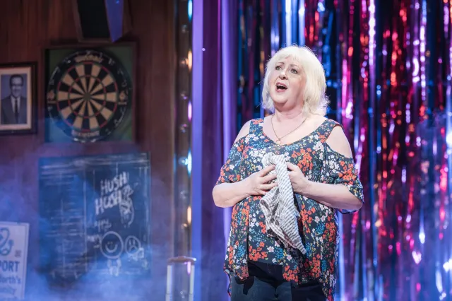 Claire Moore dans le rôle de Maureen dans BANK OF DAVE, crédit Marc Brenner