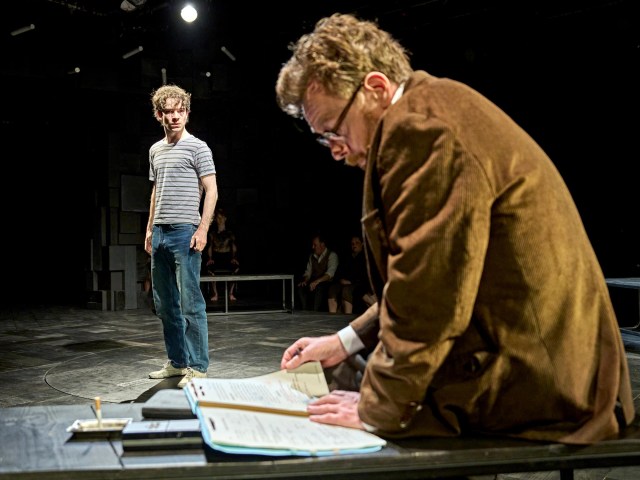 Noah Valentine (Alan Strang), Toby Stephens (Dr. Martin Dysart) photo by Manuel Harlan (2)
