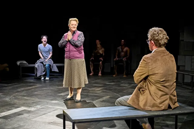 Noah Valentine (Alan Strang), Emma Cunniffe (Dora Strang), Toby Stephens (Dr Martin Dysart) – photo de Manuel Harlan