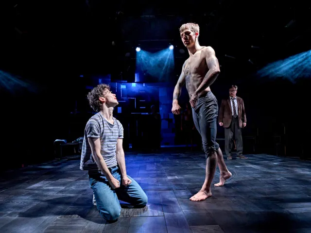 Noah Valentine (Alan Strang), Ed Mitchell (Nugget), Toby Stephens (Dr Martin Dysart) – photo de Manuel Harlan