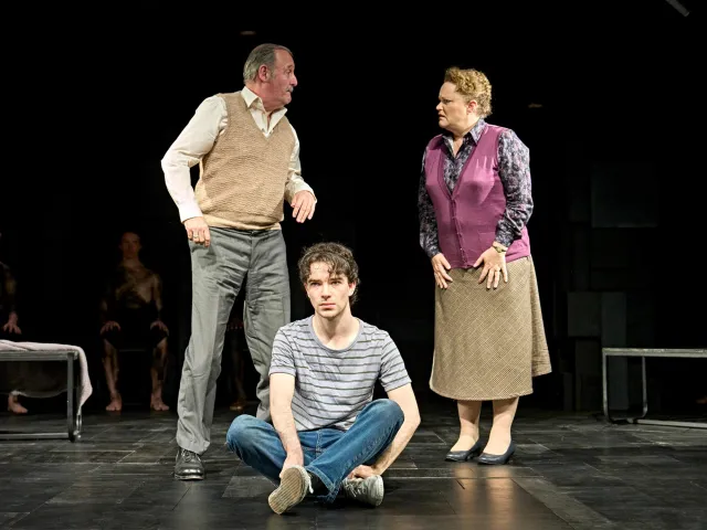 Colin Mace (Frank Strang), Noah Valentine (Alan Strang), Emma Cunniffe (Dora Strang) – photo de Manuel Harlan