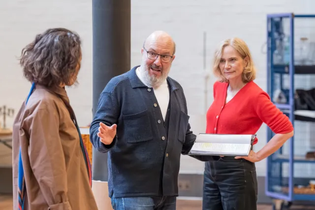 Sandra Oh (Alice), Paul Chahidi (John) et Abigail Cruttenden (Claire) en répétition pour Le Misanthrope au Théâtre National. Photographe Marc Brenner 01129 Sandra Oh (Alice), Paul Chahidi (John) et Abigail Cruttenden (Claire) en répétition pour Le Misanthrope au Théâtre National. Photographe Marc Brenner 01129
